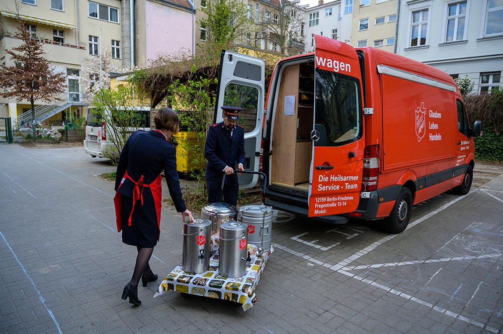 Mit einem eigenen Transporter wird das Essen in der Stadt verteilt
