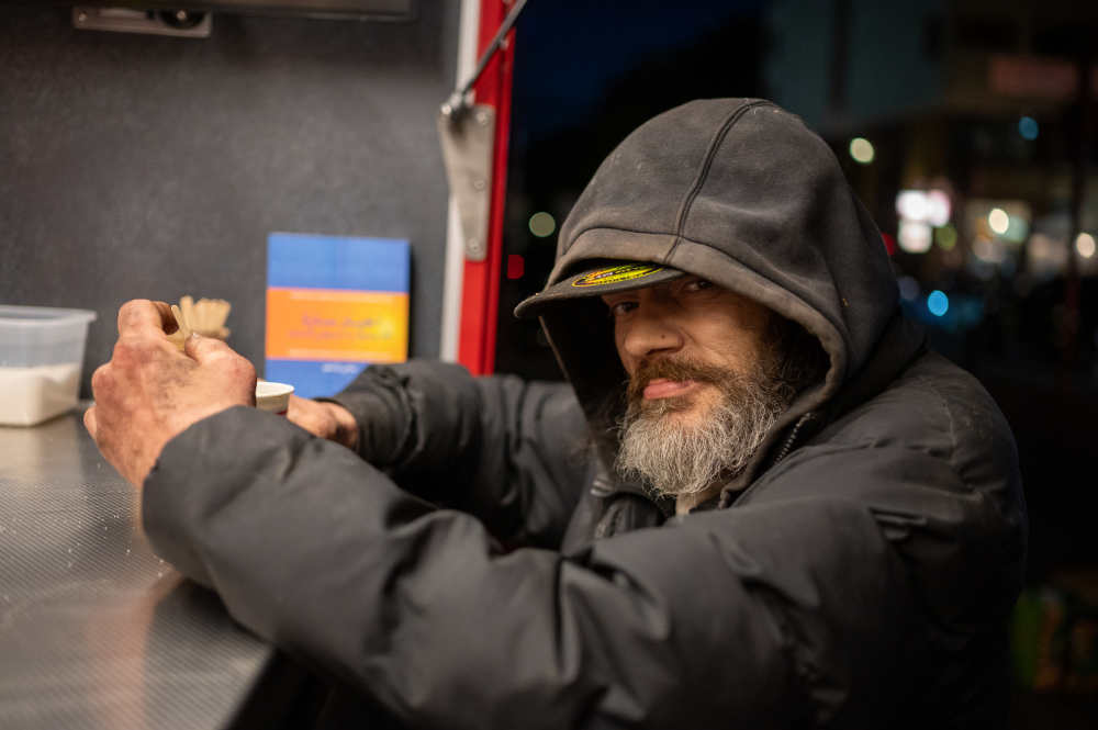 Langjähriger Obdachloser und immer Gast, wenn die Essensausgabe der Heilsarmee am Platz ist