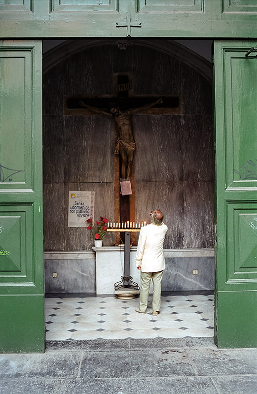Am Eingang einer Kirche in Neapel