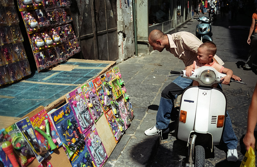 Street Photography Neapel - Vater und Sohn auf einer Vespa