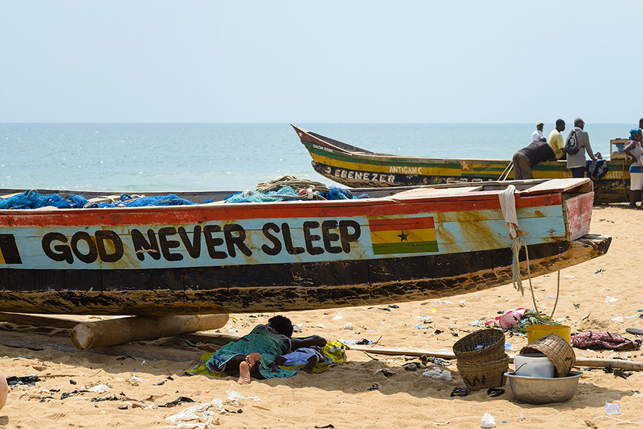 Am Strand von Lomé - God never sleep