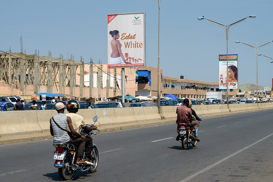 Lomé, Werbetafel für Kosmetik, die eine weißere Haut versprechen